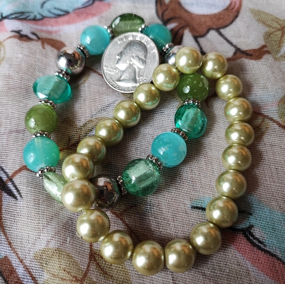 Pair Stretch Bracelets Light Green Faux Pearls Lucite Moonglow Blue Flaw - Picture 5 of 7